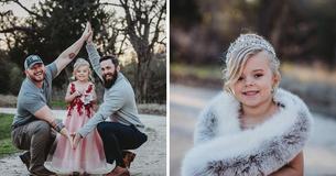 Une jeune fille pose avec son père biologique et son beau-père sur une belle photo de famille