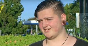 Un adolescent rend à un ancien soldat de guerre son portefeuille. Il reçoit par la suite un texto de sa mère