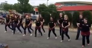 Restauranganställda framför en linedance till Blake Sheltons version av "Footloose"