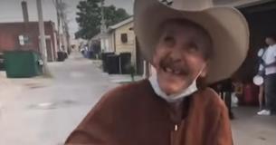 Une famille achète la totalité du stock de glace d'un homme âgé pour qu'il puisse rentrer chez lui pour la fête des pères. De plus un compte GoFundMe recueille plus de 40 000 dollars en son nom.