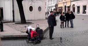 Cet incroyable duo père-bébé qui chante de l'opéra réussi à attirer la foule 