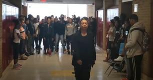 Lehrer führt Highschool-Schüler mit Michael-Jackson-Tanz durch die Gänge