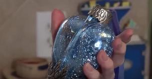 Vrouw vindt met zaklamp verborgen vlekken in een blauw ornament dat ze voor €2 heeft gekocht bij een kringloopwinkel