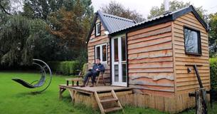 Un jeune homme de 20 ans construit une petite maison de rêve à partir de matériaux récupérés - Visitez l'intérieur