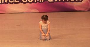 Questa bambina danza per passione e fa breccia nel cuore di tutti