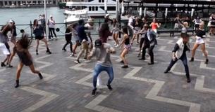 Брейкдансеры двигаются под 'Uptown Funk', начиная всеобщий флешмоб