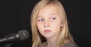L'extraordinaire performance de la chanson de Simon & Garfunkel par une jeune fille timide de 11 ans devient célèbre sur Internet