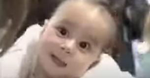 Une infirmière trouve un bébé abandonné à l'extérieur et la situation empire après qu'ils aient regardé sous sa couverture