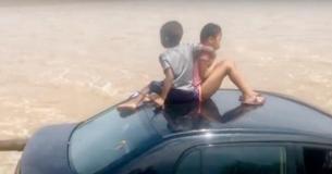 Des frères et sœurs terrifiés s'accrochent l'un à l'autre dans une voiture en détresse avant que cinq étrangers n'interviennent pour sauver leur famille