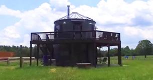 Un ancien silo à grain est converti en une petite maison et les propriétaires vous la font visiter
