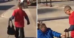 Une femme sans-abri se brise en larmes après qu'un jeune garçon lui ait fait cadeau d'un sac à main usagé