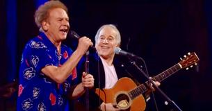 Nach fünf Jahrzehnten der Stille ist das Publikum überwältigt, als Simon wieder mit Garfunkel singt