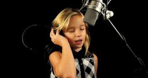 Une fille de 10 ans nous surprend avec une reprise époustouflante de "Jolene" de Dolly Parton
