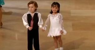 Deux jeunes danseuses entrent en scène et volent la vedette