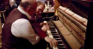 Junger Mann tanzt Boogie-Woogie und beeindruckt das Publikum