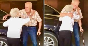 90-jarige man huilt van vreugde omdat zijn vrouw uit het ziekenhuis is teruggekomen