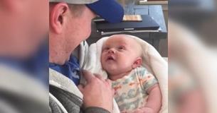 Cette conversation entre un bébé de quatre mois et son père va vous faire fondre le cœur