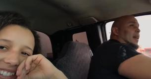 Une adolescente enregistre un père qui chante en voiture et le tout le monde est hypnotisé par sa voix