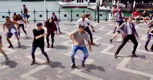 Deux jeunes hommes font du breakdance sur "Uptown Funk" - Les spectateurs font un flash mob mémorable sur la promenade