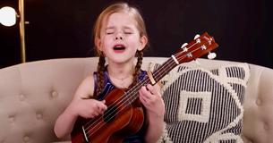 Un petite fille de six ans interprète une chanson d'Elvis qui nous fait vibrer