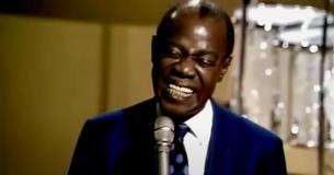 Les auditeurs se diront : "Quel monde merveilleux" - Pendant que Louis Armstrong interprète son classique de 1967