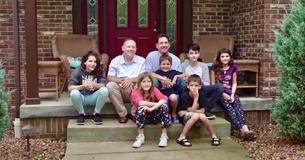 Un couple adopte tous les six enfants d'une famille d'accueil afin de maintenir la fratrie ensemble