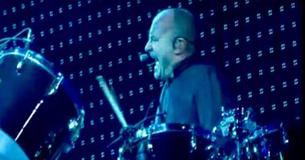 Cuando Phil Collins canta "In the Air Tonight" en vivo, es mejor que la original