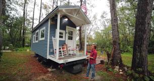 Un étudiant construit une petite maison pour 15 000 $ - La maison comprend une cuisine, un salon et une salle à manger