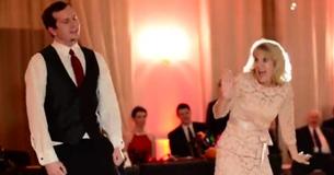 Cette mère et son fils livre un incroyable spectacle de danse sur la chanson "Thriller" et étonnent les invités du mariage