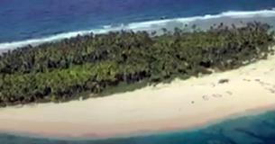 Des marins disparus sauvés d'une île du Pacifique après que des chercheurs aient vu un SOS géant dans le sable