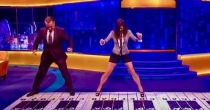 Tom Hanks et Sandra Bullock rejouent la populaire scène de piano géant du film "Big"