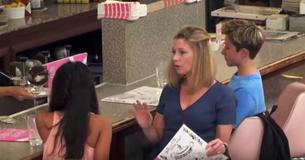 I clienti di un ristorante si mettono in mezzo quando vedono una madre adottiva che tratta male la figlia adottiva mentre invece favorisce il figlio biologico