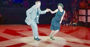 Les danseurs de swing modernes présentent leur style vintage en affolant le public sur " Hey Baby ".