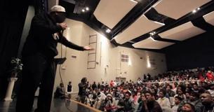 Des étudiants turbulents reçoivent une dose de réalité de la part d'un conférencier en motivation. L'auditorium entier reste silencieux.