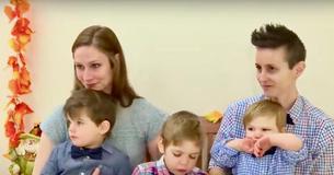 Un couple adopte trois enfants âgés de moins de quatre ans afin de maintenir les frères biologiques ensemble