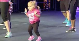 Une petite fille monte sur scène et vole la vedette avec sa performance de Zumba