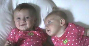 Une maman met ses jumelles au lit et vous devez voir le bébé à droite