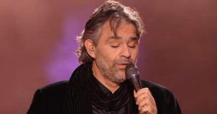 Andrea Bocelli interprète une célèbre chanson d'Elvis Presley et fait fondre le public en larmes
