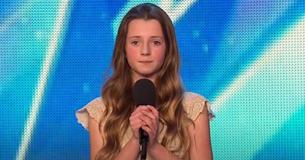 Quand elle a annoncé la chanson qu'elle allait chanter, ils ont levé les sourcils, et elle a ensuite chanté les premières notes