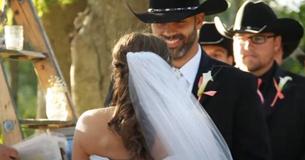 Une mariée rejoint un cow-boy à l'autel, mais tout le monde la regarde avec étonnement depuis de la taille