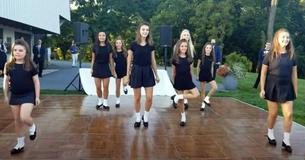 Bailarinas irlandesas entretienen a los invitados de la boda, pero la novia se roba el espectáculo