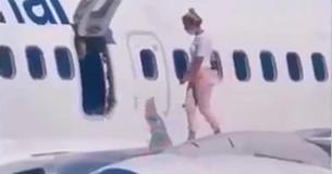 Mujer abre la salida de emergencia de un avión y camina por el ala para "refrescarse"