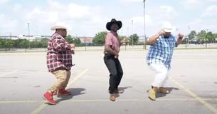 Trio von Tänzern tritt auf dem Parkplatz von Houston auf - die Zuschauer sehen es sich immer wieder an