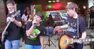 12-jähriger Frontgitarrist einer Garage Band bei einem ultimativen Guns N' Roses Cover