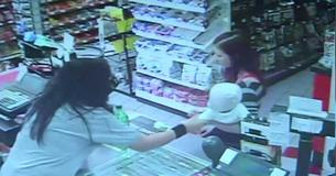 Frau bemerkt einen seltsamen Blick in den Augen einer Mutter und gerade als sie nach dem Arm des Kindes greift, fällt die Mutter zu Boden