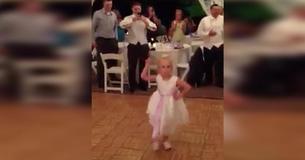 Bloemenmeisje danst bij de receptie van de bruiloft - de menigte is in steken als het nummer wisselt