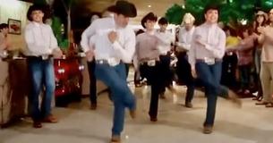 Les danseurs réalisent un spectacle de "cow-boy dansant" émouvant