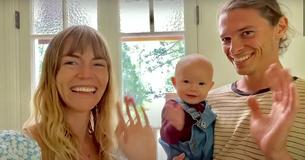 Hun baby draagt vanaf dat ze twee weken oud was geen luiers meer en is al zindelijk