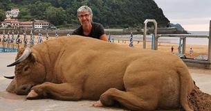 Kunstenaar maakt van zand levensechte sculpturen van dieren