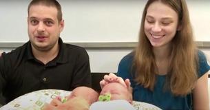 Une femme enceinte accouche à la maison, mais elle réalise que son « bébé de 13 livres » est en réalité des jumeaux.